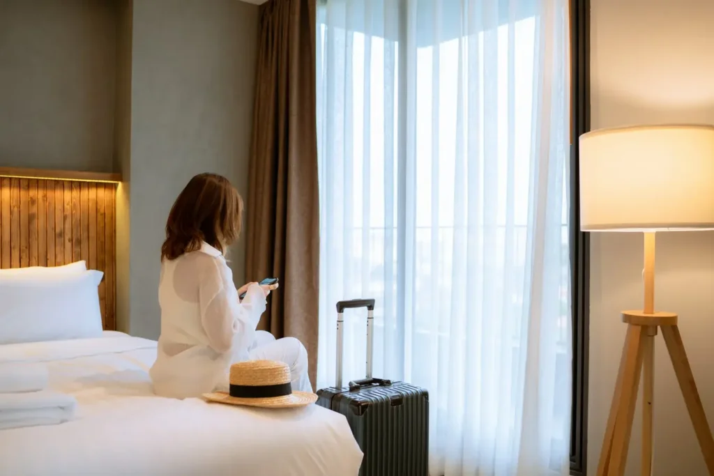 kobieta z walizka w pokoju